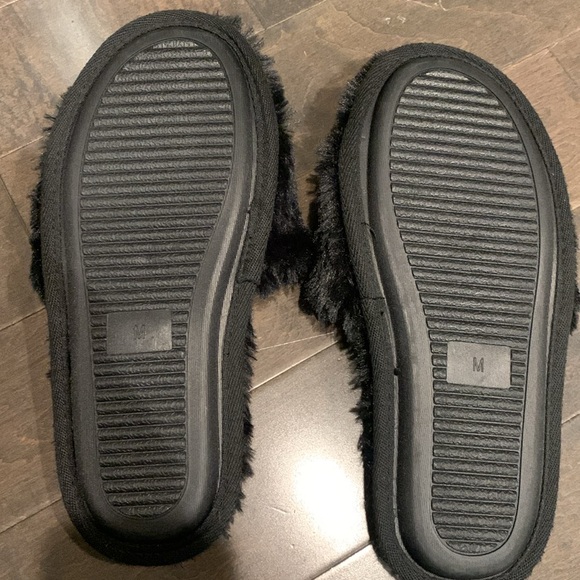 PINK FROM VICTORIA’S SECRET SLIPPERS - Black Faux Fur (New Without Tags) - Picture 10 of 10